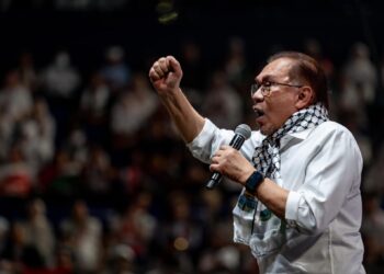ANWAR Ibrahim ketika menyampaikan pidato pada himpunan Malaysia Bersama Palestin di Stadium Axiata Arena, Bukit Jalil semalam. -GAMBAR FACEBOOK ANWAR IBRAHIM