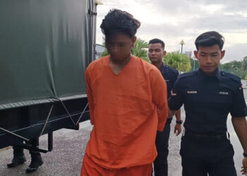 SUSPEK dibawa ke mahkamah bagi mendapatkan perintah reman di Alor Setar.