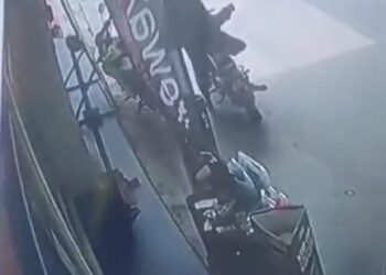 TANGKAP layar video kejadian curi telefon bimbit di sebuah stesen minyak di Bayan Baru, Pulau Pinang yang tular di media sosial hari ini.