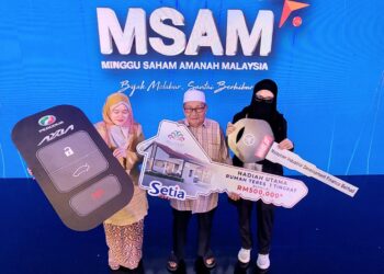 MAT ZIN Husin (tengah) diapit dua lagi pemenang hadiah cabutan bertuah sempena MSAM 2023 iaitu Normah Bunsu (kiri) dan Umi Kalsum Yaakub di Setia Fontaines, Bertam, Pulau Pinang hari ini.