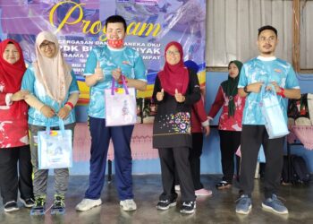 SHUHALIZA Abdul Hamid (empat dari kiri) bersama sebahagian pemenang  pada Program Kecergasan dan Sukaneka OKU PPDK Bukit Minyak Bersama Komuniti Setempat di Bukit Mertajam, Pulau Pinang baru-baru ini.