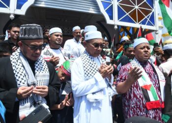 MOHD. Shukri Ramli bersama ribuan umat Islam berkumpul pada Himpunan Aman Solidariti Bersama Rakyat Palestin di perkarangan Masjid Alwi, Kangar, Perlis hari ini.-UTUSAN/IZLIZAN OTHMAN