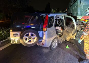 SEORANG emas maut dalam kemalangan membabitkan dua kenderaan berhampiran Jawi, Nibong Tebal, Pulau Pinang, awal pagi tadi. - Pix:  IHSAN JBPM PULAU PINANG