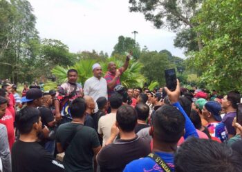 SEBAHAGIAN daripada pemandu lori yang berhimpun di pekarangan pejabat JPJ negeri di Kuala Terengganu, hari ini. - UTUSAN/TENGKU DANISH BAHRI TENGKU YUSOFF