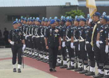 RAZARUDIN Husain memeriksa barisan pada majlis sambutan peringatan Hari Polis Marin ke-76 di Dataran Kawad Markas Pasukan Polis Marin Wilayah 1, Batu Uban, Pulau Pinang hari ini. - Pic: IQBAL HAMDAN