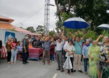 SEKUMPULAN penduduk di Bukit Gelugor, Pulau Pinang berhimpun bagi membantah pembinaan pemancar telekomunikasi 5G berhampiran surau kawasan perumahan mereka.