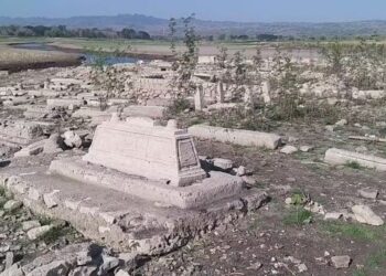 PARAS air yang surut di Kolam Takungan Gajah Mungkur di Wuryantoro di Wonogiri, Jawa Tengah menyebabkan ribuan kubur lama timbul semula. - AGENSI
