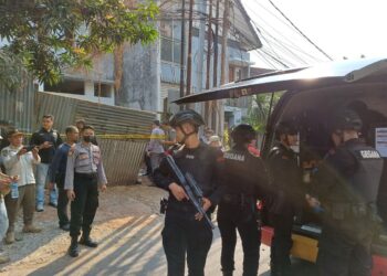 PASUKAN Pemusnah Bom Polis Indonesia di lokasi kejadian di Setiabudi, Jakarta Selatan. - KOMPAS