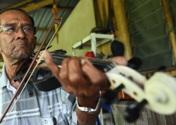 ANTARA koleksi biola paling istimewa adalah biola hasil pemberian bapa mertuanya, Allahyarham Bakar Darus, pada 1962.