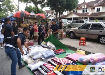 MBPP menyita gerai warga asing dalam operasi bersepadu pasar malam bagi membanteras peniaga warga asing di kawasan Barat Daya, Pulau Pinang, petang kelmarin.