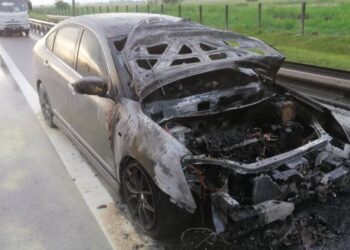 SEBUAH kereta jenis Nissan Sylphy hampir musnah sepenuhnya dalam kejadian kebakaran di Kilometer (KM) 8.9, menghala ke Kulim, Kedah di kawasan Lebuh raya Butterworth - Kulim (BKE), Pulau Pinang petang tadi. - Pic: IHSAN JBPM PULAU PINANG