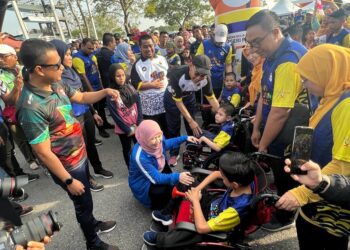 FADHLINA Sidek (duduk) beramah mesra dengan salah seorang peserta sewaktu Majlis Perasmian Sambutan Hari Sukan Negara Peringkat Negeri Tahun 2023 di Kompleks Sukan Tuanku Syed Putra, Kangar, Perlis hari ini.- UTUSAN/ASYRAF MUHAMMAD