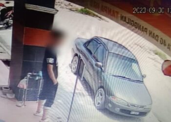 TANGKAP layar daripada rakaman CCTV menunjukkan suspek yang dipercayai menikam seorang wanita di sebuah kedai dobi layan diri di Kampung Seberang Takir, Kuala Nerus, petang tadi.-UTUSAN