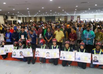 PARA peserta yang menerima lesen memandu motosikal B2 secara percuma menerusi Program Lesen Memandu B2 (MyLesen)  JPJ Peringkat Pulau Pinang, di Midtown Perda, Kepala Batas, semalam. - Pix: SITI NUR MAS ERAH AMRAN