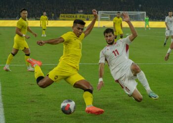 KUALA LUMPUR 17 OKTOBER 2023 - Pemain Tajikistan, Rahimov Muhammadjon (kanan) melakukan hadangan tendangan Pemain Malaysia, Muhammad Safawi Rasid pada perlawanan akhir Kejohanan Pestabola Merdeka 2023 Malaysia menentang Tajikistan di Stadium Nasional Bukit Jalil (SBNJ) di sini, hari ini. GAMBAR: FARIZ RUSADIO