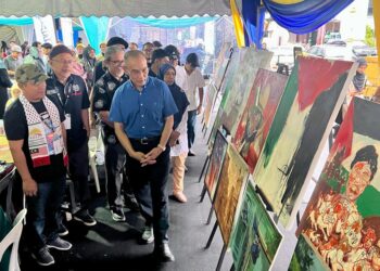 MOHD. Shukri Ramli (kanan) meninjau lukisan bertemakan Palestin yang dihasilkan sewaktu Program Kangar Street Art@Fiesta Seni@Retro Fest 2023 di Kangar, Perlis. -UTUSAN/ASYRAF MUHAMMAD