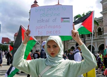 Sebahagian orang ramai memegang sepanduk hadir bagi memberi sokongan pada Himpunan Freedom For Palestine di Dataran Merdeka. UTUSAN/AMIR KHALID