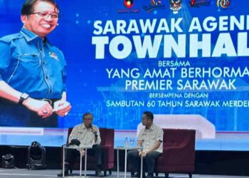 ABANG Johari Tun Openg (kiri) berucap pada Sesi Townhall Siswa Siswi Sarawak dalam Program Lan Berambeh anjuran Kerajaan Sarawak di ibu negara baru-baru ini.