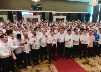 ANTHONY Loke (enam dari kanan) bersama kepimpinan DAP Perak pada Konvensyen DAP Perak kali ke-22 di Ipoh hari ini. - UTUSAN