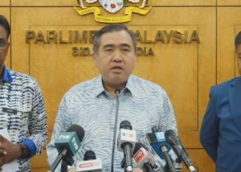 ANTHONY Loke Siew Fook dalam sidang akhbar di Parlimen hari ini.