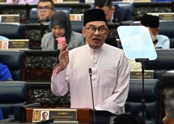 ANWAR Ibrahim menarik perhatian ahli-ahli Dewan apabila bercakap Tamil ketika membentangkan Belanjawan 2024 Malaysia Madani di Dewan Rakyat, hari ini. - JABATAN PENERANGAN MALAYSIA