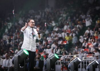 ANWAR Ibrahim ketika berucap di hadapan ribuan orang ramai dalam Himpunan Malaysia Bersama Palestin di Stadium Axiata Arena, Bukit Jalil, semalam. - UTUSAN/ AMIN AZMAN