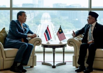 ANWAR Ibrahim berbincang bersama Srettha Thavisin selepas mesyuarat bilateral antara kedua-dua pemimpin di bangunan Perdana Putra, Putrajaya, hari ini. - IHSAN PEJABAT PERDANA MENTERI