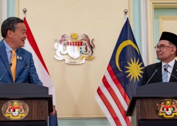 ANWAR Ibrahim bersama Srettha Thavisin dalam sidang akhbar di Putrajaya hari ini. - PEJABAT PERDANA MENTERI