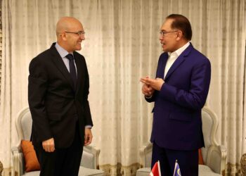 ANWAR Ibrahim dan Mehmet Simsek meluangkan masa berbincang kerjasama kedua-dua negara di Istanbul, Turkiye, semalam. – BERNAMA