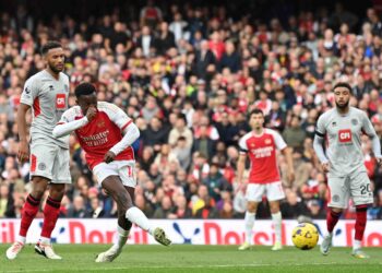 Eddie Nketiah menjaringkan gol Arsenal ketika menentang Sheffield United dalam saingan Liga Perdana Inggeris di Stadium Emirates, semalam. Arsenal menang 5-0. – AFP