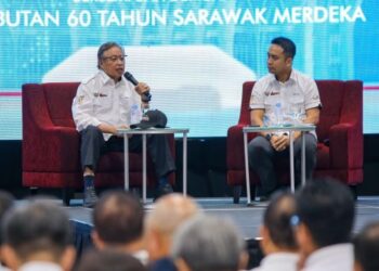 ABANG Johari Tun Openg ketika sesi dialog Townhall Sarawak Agenda di Pusat Pameran dan Perdagangan Antarabangsa Malaysia (MITEC), Kuala Lumpur, hari ini. - UTUSAN/SADDAM YUSOOF