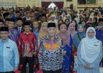 AHMAD Zahid Hamidi (depan, tengah) bersama Menteri di Jabatan Perdana Menteri (Hal Ehwal Agama), Datuk Dr. Mohd. Na'im Mokhtar (depan, kiri) bergambar bersama tetamu yang hadir selepas merasmikan Konvensyen Mualaf Madani Peringkat Kebangsaan 2023 di Institut Latihan Islam Malaysia (ILIM), Bangi, hari ini. - UTUSAN/FARIZ RUSADIO