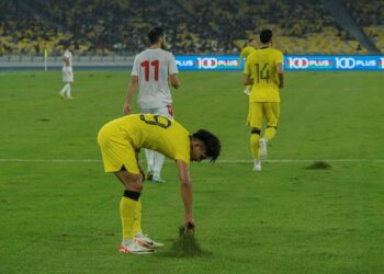 PEMAIN negara, Akhyar Rashid membetulkan rumput yang tercabut ketika menentang Tajikistan di Stadium Nasional Bukit Jalil. - UTUSAN/FARIZ RUSADIO