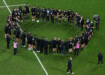SKUAD ragbi New Zealand berkumpul meratapi kekalahan kepada Afrika Selatan dalam perlawanan akhir Kejohanan Ragbi Piala Dunia di Paris, semalam. - AFP
