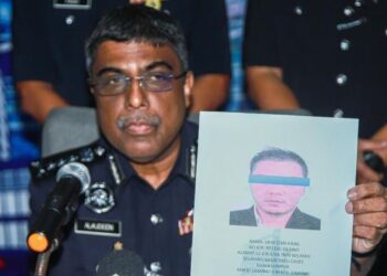 KETUA Polis Kuala Lumpur, Datuk Allaudeen Abdul Majid menunjukkan fotofit suspek utama kes curi kompenan kenderaan yang diburu. - UTUSAN/ISKANDAR ISHAK