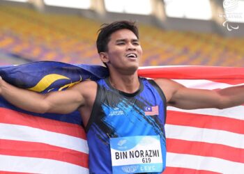 MUHAMMAD Ammar Aiman Nor Azmi meraikan kejayaan meraih pingat emas 400m T20 dalam Sukan Para Asia di Hangzhou hari ini. - IHSAN MAJLIS PARALIMPIK MALAYSIA