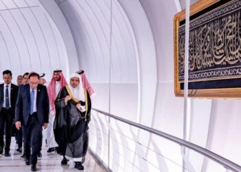 ANWAR Ibrahim mengadakan pertemuan bersama Sheikh Dr. Mohammad Abdul Karim Al-Issa di pejabat Liga Muslim Sedunia di Riyadh, Arab Saudi. - FACEBOOK/ANWAR IBRAHIM