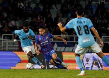 ARIF Aiman Hanapi (tengah) berpotensi untuk meraih gelaran hatrik Anugerah Bola Sepak Kebangsaan 2023 berdasarkan prestasinya dalam JDT dan skuad kebangsaan.