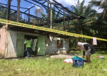 KEADAAN rumah yang dipercayai dibakar oleh seorang lelaki yang mengalami masalah tekanan perasaan di Kampung Parit Che Ha, Manir, Kuala Terengganu, hari ini. - UTUSAN/TENGKU DANISH BAHRI TENGKU YUSOFF 