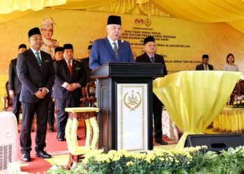 SULTAN Nazrin Muizzuddin Shah merasmikan Kompleks INSTUN dan Balai Cerap Tan Sri Harussani di Tanjung Malim hari ini. - UTUSAN/MUHAMAD NAZREEN SYAH MUSTHAFA