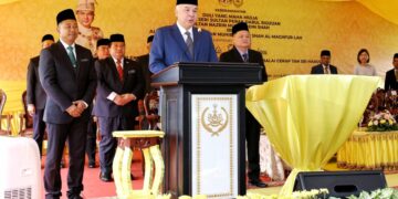 SULTAN Nazrin Muizzuddin Shah merasmikan Kompleks INSTUN dan Balai Cerap Tan Sri Harussani di Tanjung Malim hari ini. - UTUSAN/MUHAMAD NAZREEN SYAH MUSTHAFA