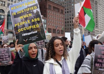 Penduduk mengadakan demonstrasi di Chicago, Illinois bagi menyokong rakyat Palestin dan mendesak kerajaan Amerika Syarikat menghentikan sokongan ke atas Israel. -AFP
