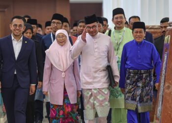 ANWAR Ibrahim tiba di Parlimen bagi bagi membentangkan Belanjawan 2024 Malaysia Madani, semalam. - UTUSAN/AMIR KHALID