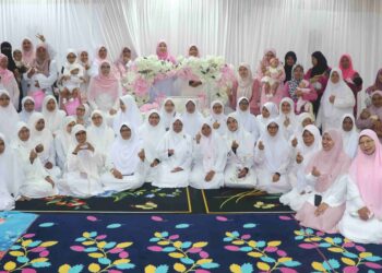 SITI HAJAR ( tengah- lima dari kiri ) bergambar bersama bayi dan ibu serta Kumpulan Marhaban Semarak di Dewan Utama Jabatan Kesihatan Daerah Jerantut, baru-baru ini. – UTUSAN/SALEHUDIN MAT RASAD