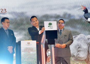 NIK Nazmi Nik Ahmad melancarkan gimik perasmian  Persidangan Kepelbagaian Biologi Kebangsaan 2023 di Putrajaya. - UTUSAN/FAISOL MUSTAFA