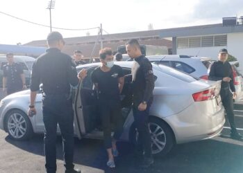 MUHAMMAD Haziq Mustafa (tengah) menghadapi pertuduhan membunuh anak lelaki teman wanitanya berusia dua tahun dua minggu lalu ketika didakwa di Mahkamah Majistret Parit Buntar hari ini. - UTUSAN/WAT KAMAL ABAS