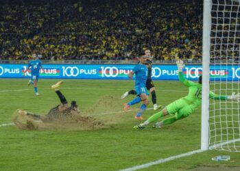 KEADAAN rumput padang Stadium Nasional Bukit Jalil yang tercabut ketika Malaysia menentang India dalam perlawanan Pestabola Merdeka, minggu lalu. – MINGGUAN/FARIZ RUSADIO