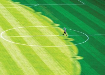 KEADAAN permukaan padang baharu Stadium Nasional, Bukit Jalil yang ditukar kepada rumput Zeon Zoysia dan bersedia digunakan buat kali pertama dalam perlawanan Pestabola Merdeka antara Malaysia menentang India malam ini. – UTUSAN/SHIDDIEQIIN ZON