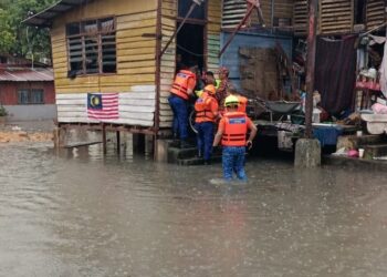 ANGGOTA bomba dan Angkatan Pertahanan Awam membawa keluar penduduk di Kampung Pasir, Kuala Lumpur selepas dinaiki air ekoran hujan lebat petang ini.