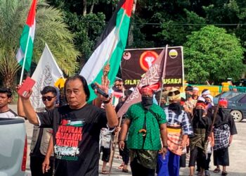 SEBAHAGIAN penduduk yang menyertai Himpunan Aman Palestin di Kampung Changkat Tin di Kampar, Perak hari ini.